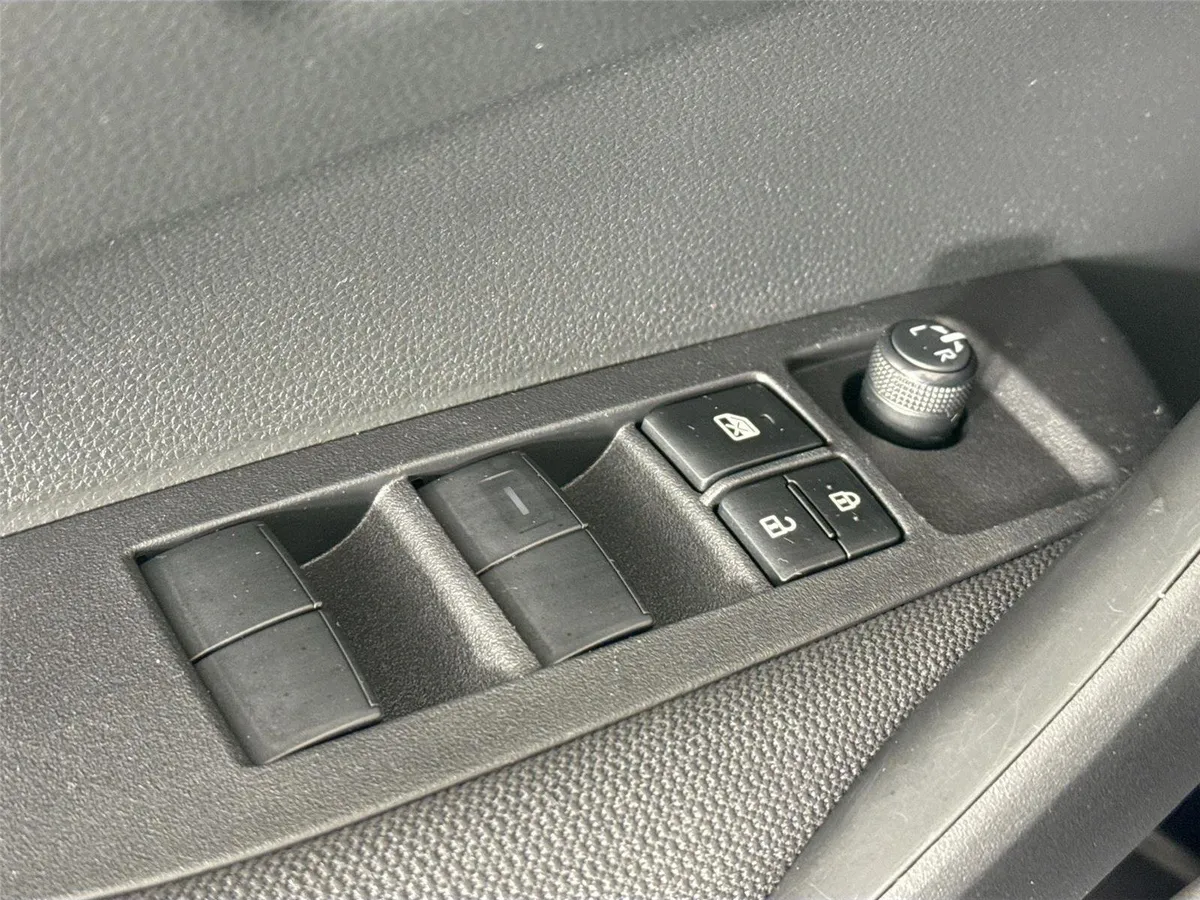 2024 Toyota Corolla LE thumbnail 25