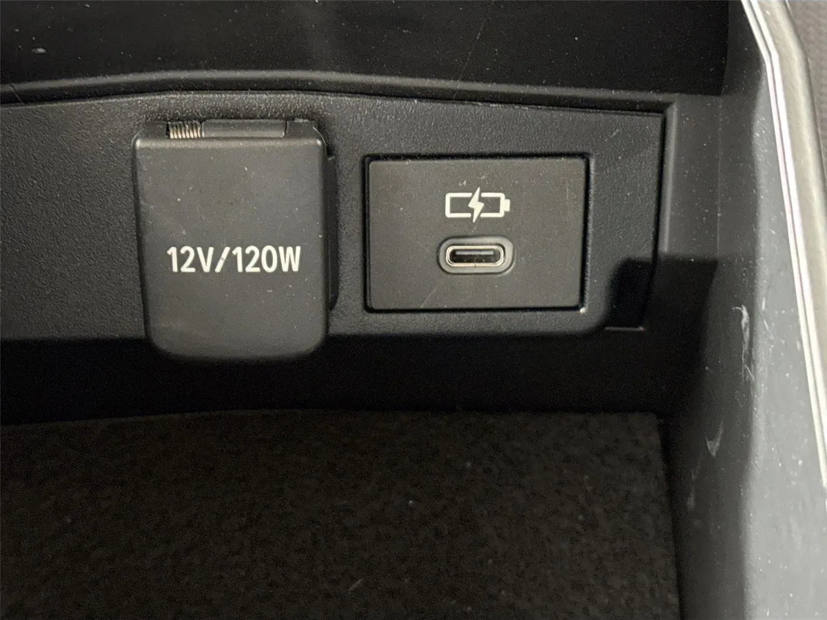 2024 Toyota Corolla LE thumbnail 31