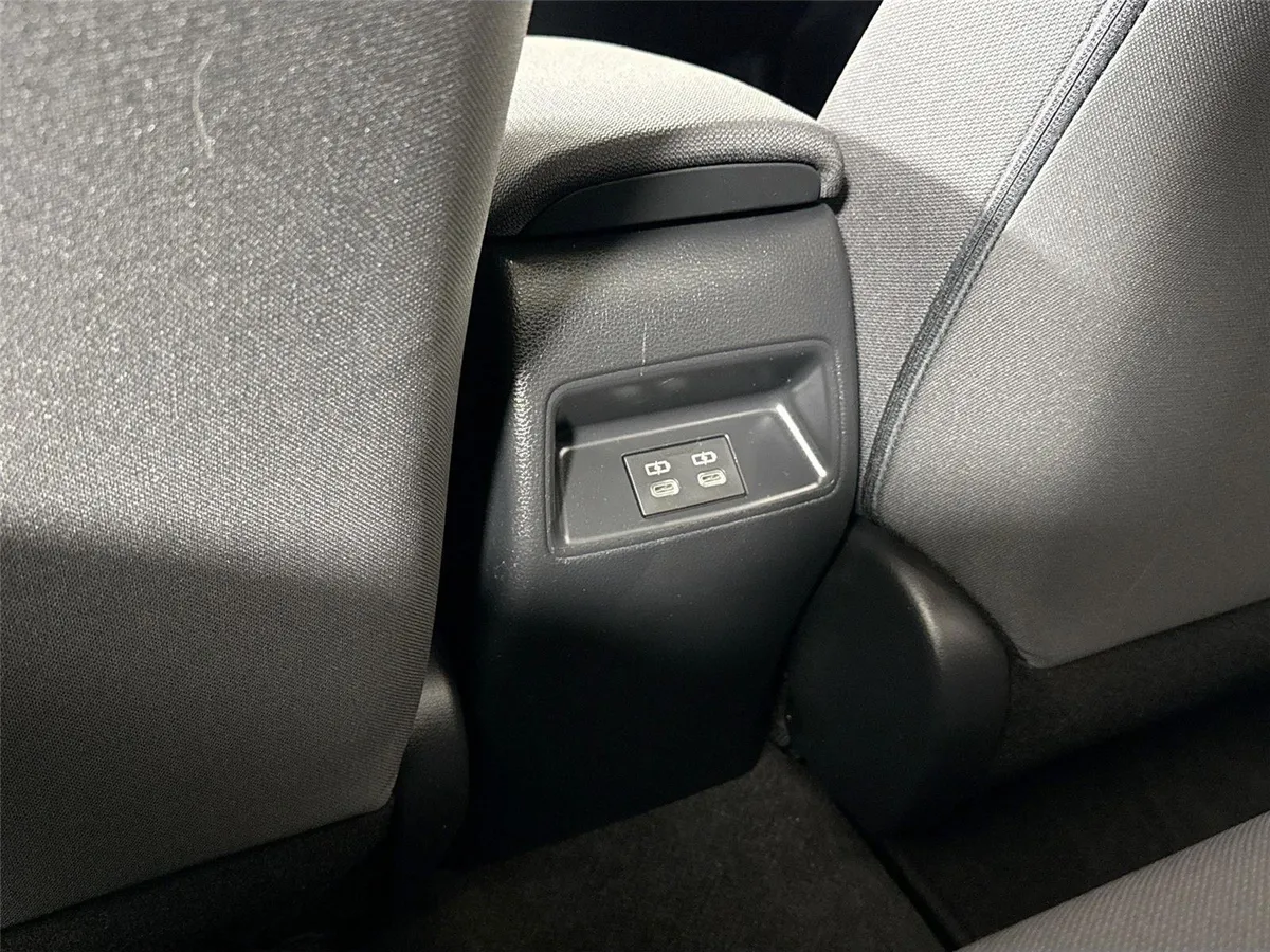 2024 Toyota Corolla LE thumbnail 32