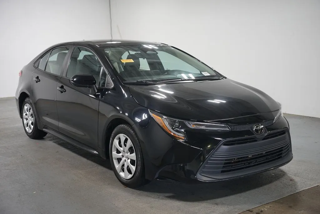 2024 Toyota Corolla LE thumbnail 3