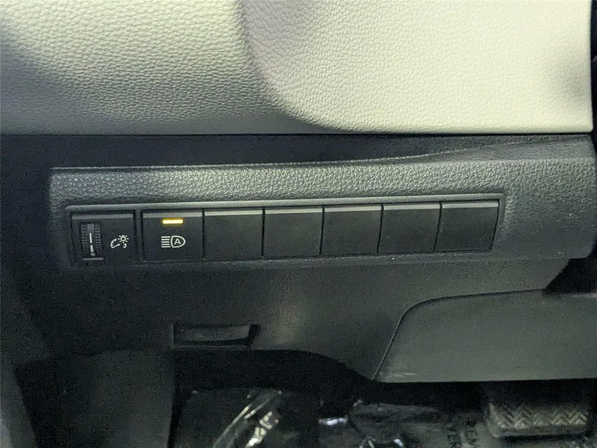 2024 Toyota Corolla LE thumbnail 15