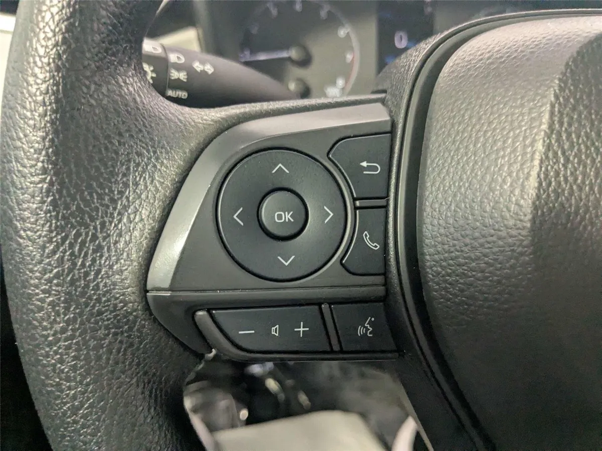 2024 Toyota Corolla LE thumbnail 17