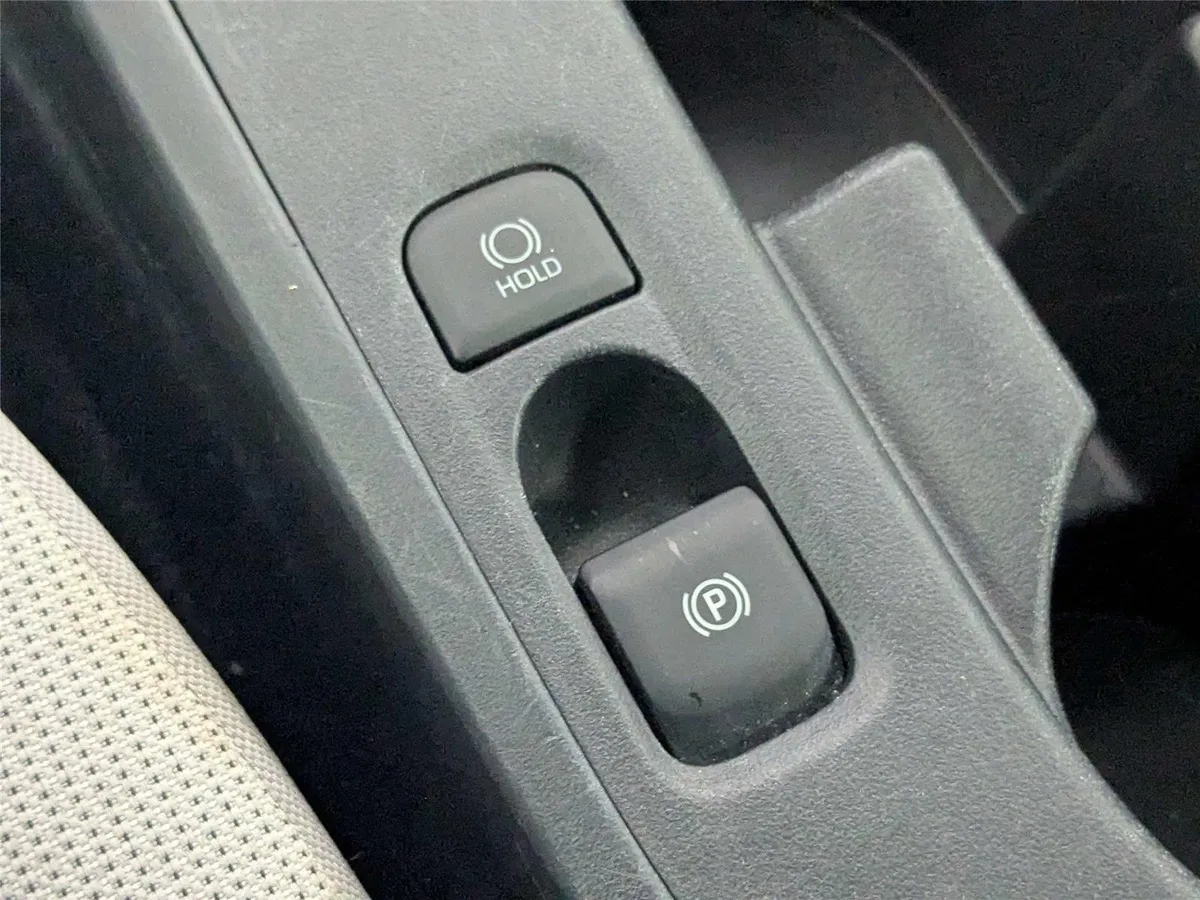 2024 Toyota Corolla LE thumbnail 25