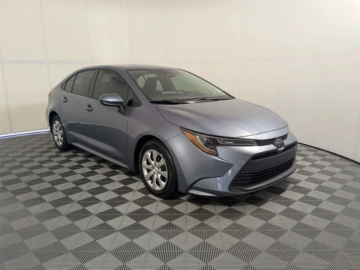 2024 Toyota Corolla LE thumbnail 3