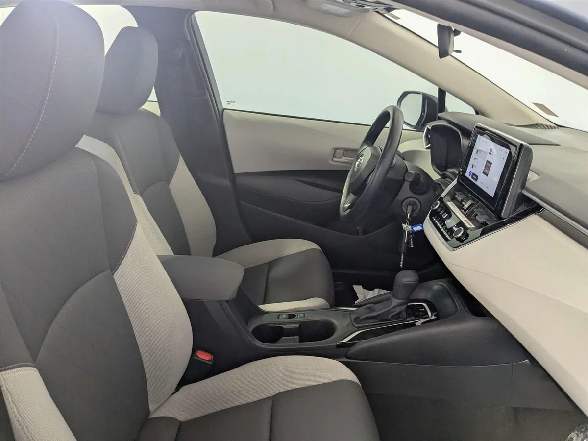 2024 Toyota Corolla LE thumbnail 31