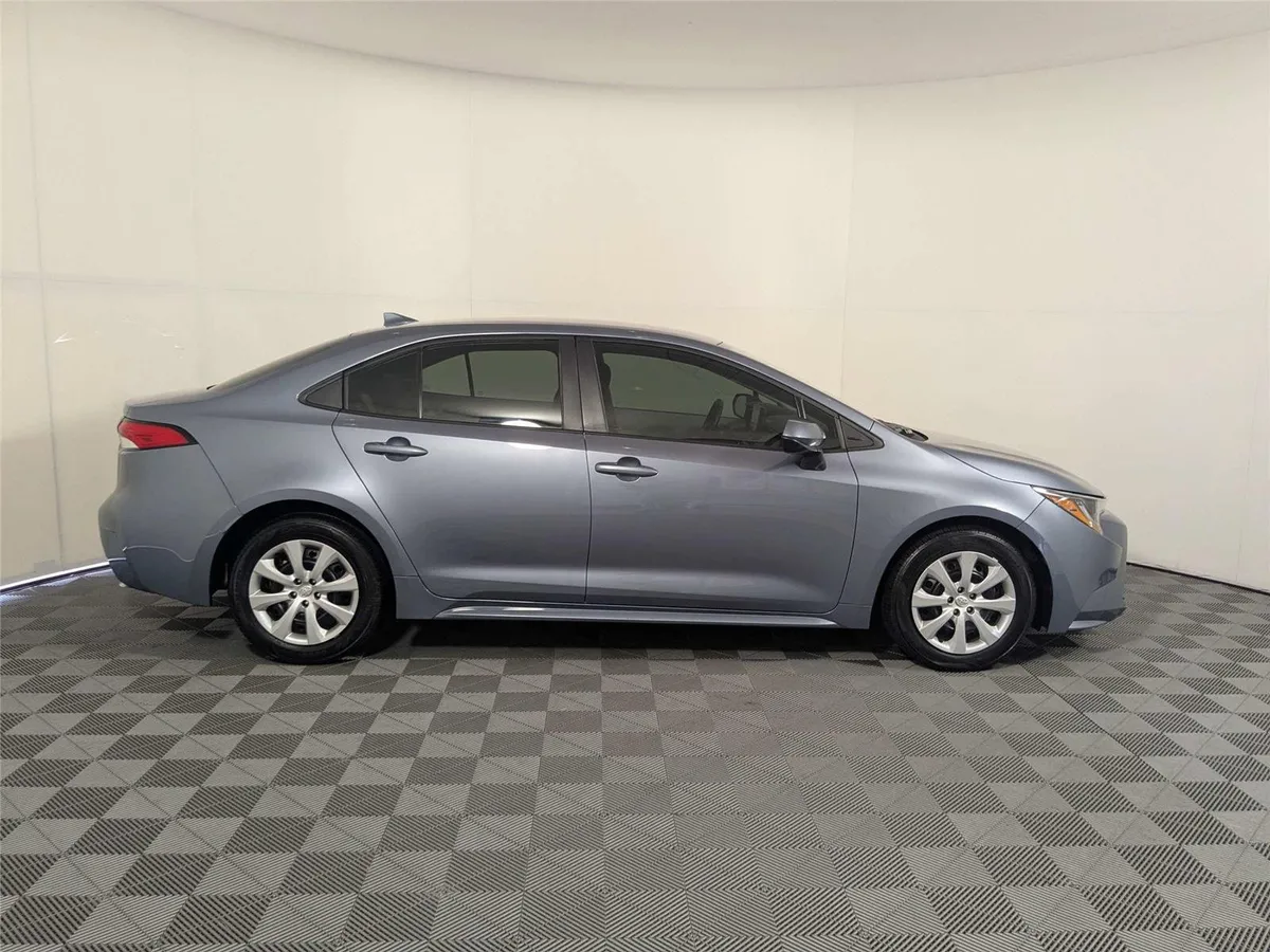 2024 Toyota Corolla LE thumbnail 4