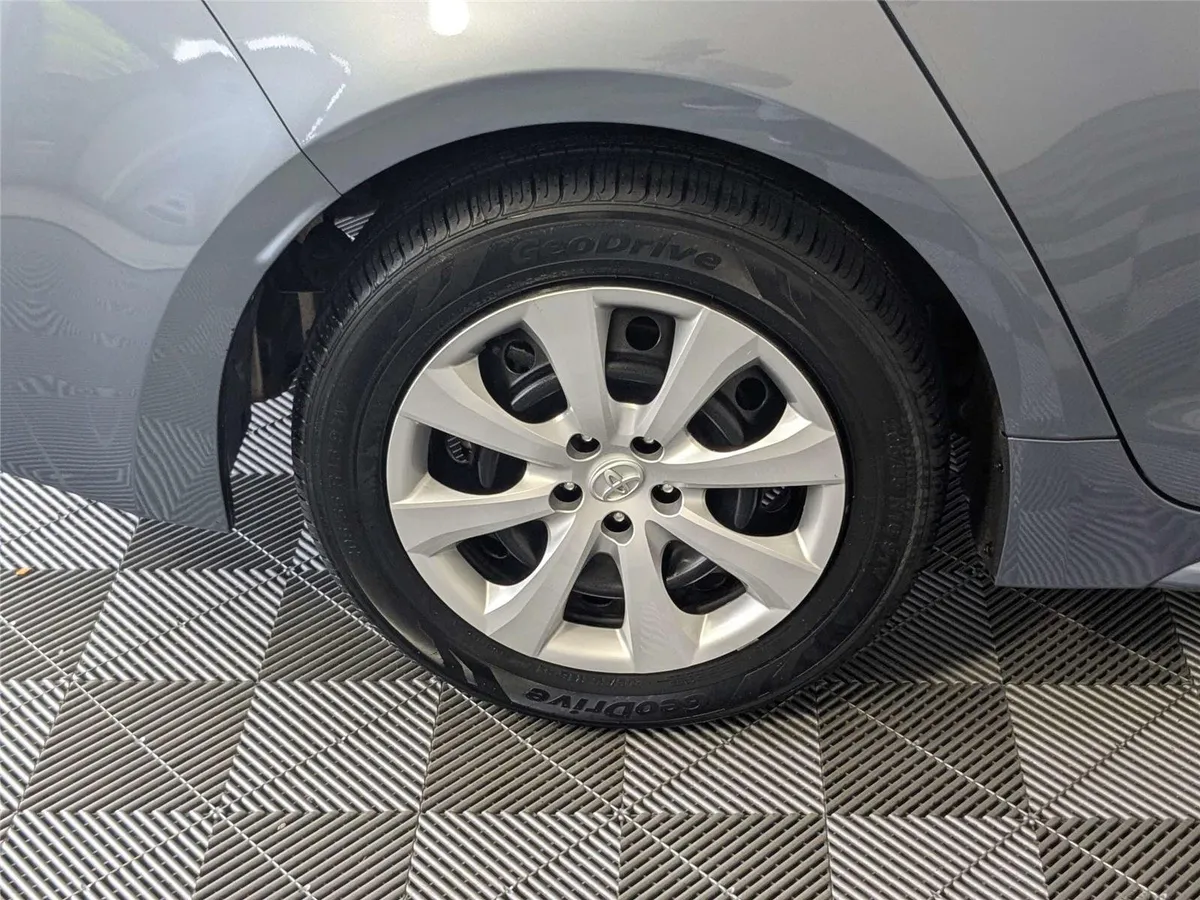 2024 Toyota Corolla LE thumbnail 9