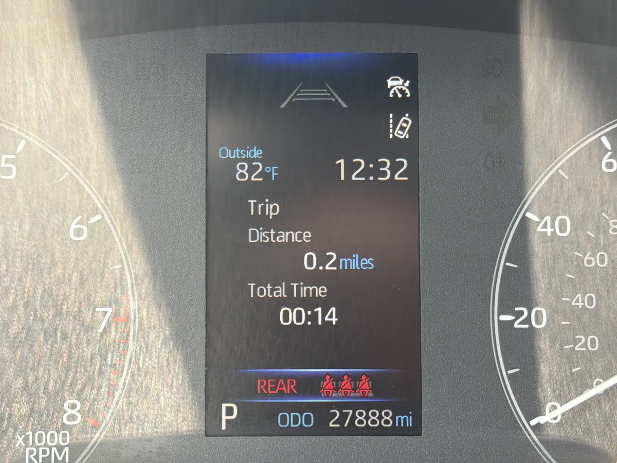 2024 Toyota Corolla LE thumbnail 13