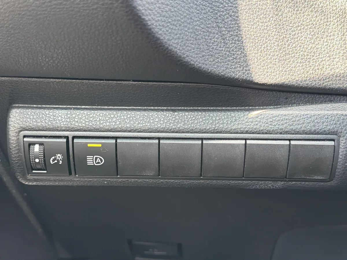 2024 Toyota Corolla LE thumbnail 14
