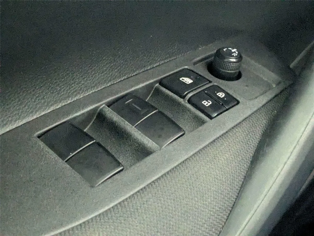2024 Toyota Corolla LE thumbnail 14