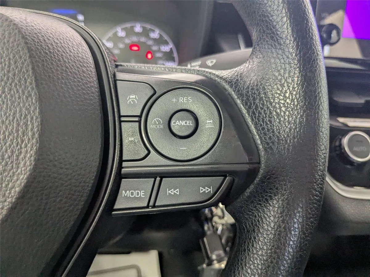 2024 Toyota Corolla LE thumbnail 17