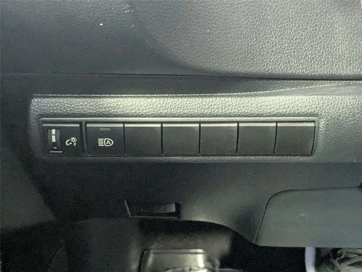 2024 Toyota Corolla LE thumbnail 25
