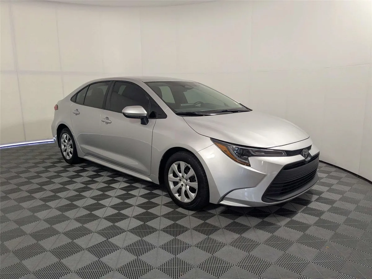 2024 Toyota Corolla LE thumbnail 3