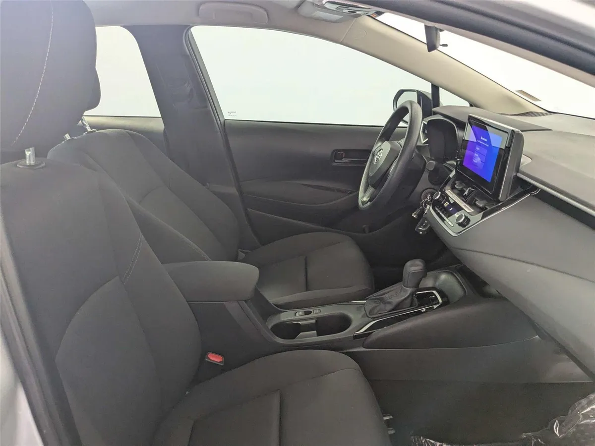2024 Toyota Corolla LE thumbnail 31