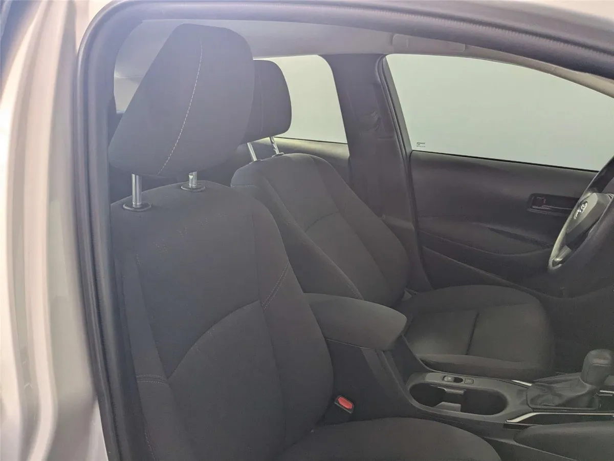 2024 Toyota Corolla LE thumbnail 32