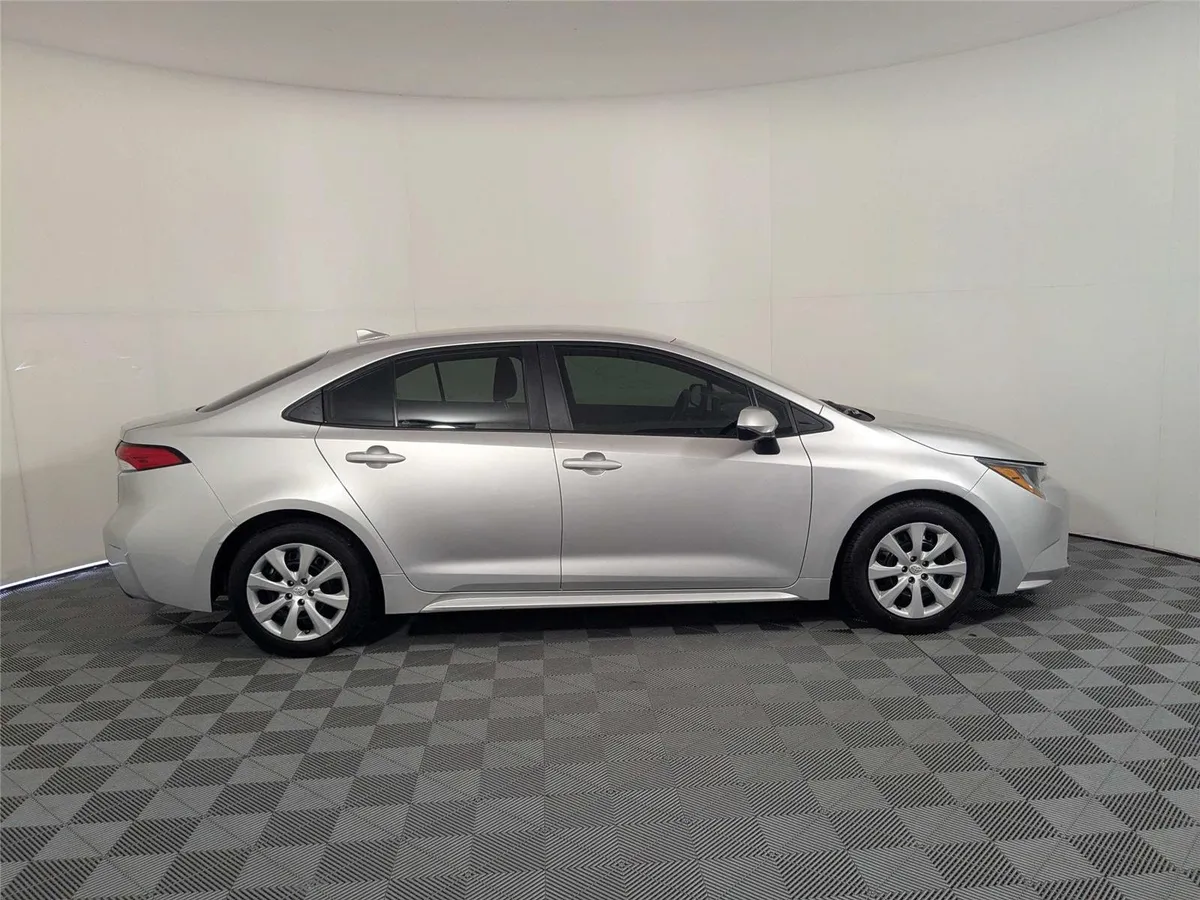 2024 Toyota Corolla LE thumbnail 4