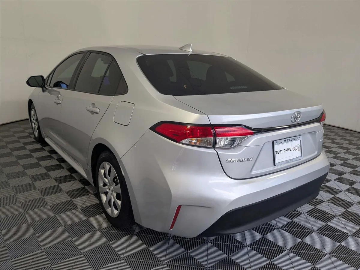 2024 Toyota Corolla LE thumbnail 8