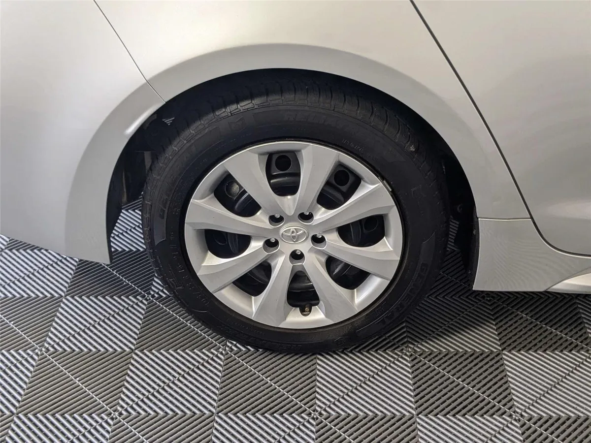 2024 Toyota Corolla LE thumbnail 9