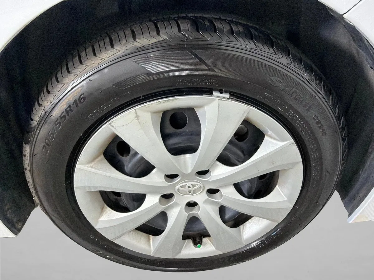 2024 Toyota Corolla LE thumbnail 12