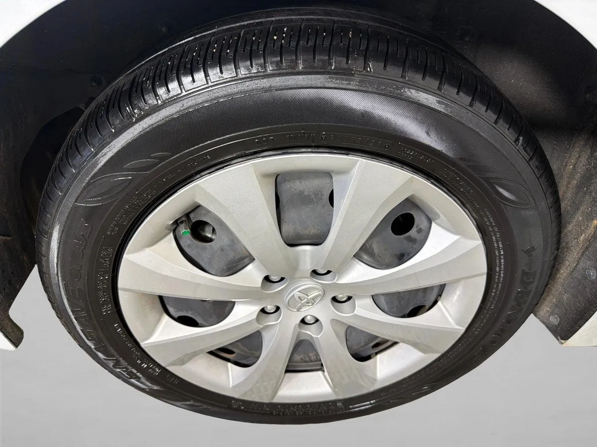 2024 Toyota Corolla LE thumbnail 17