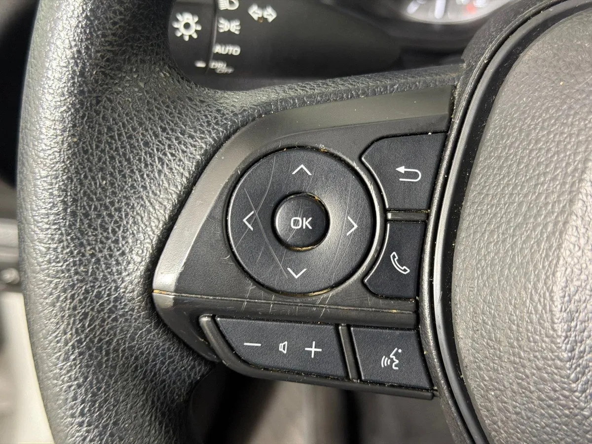 2024 Toyota Corolla LE thumbnail 24