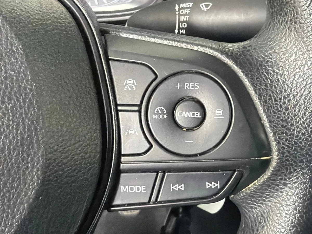2024 Toyota Corolla LE thumbnail 25