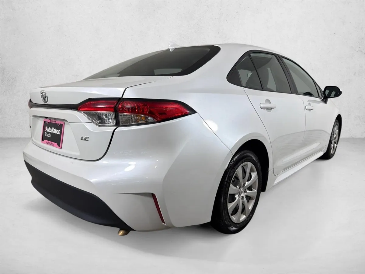 2024 Toyota Corolla LE thumbnail 3