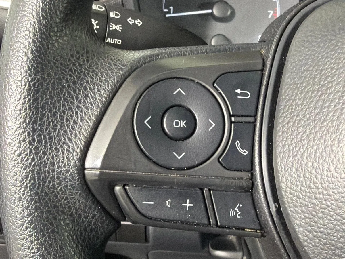 2024 Toyota Corolla LE thumbnail 24