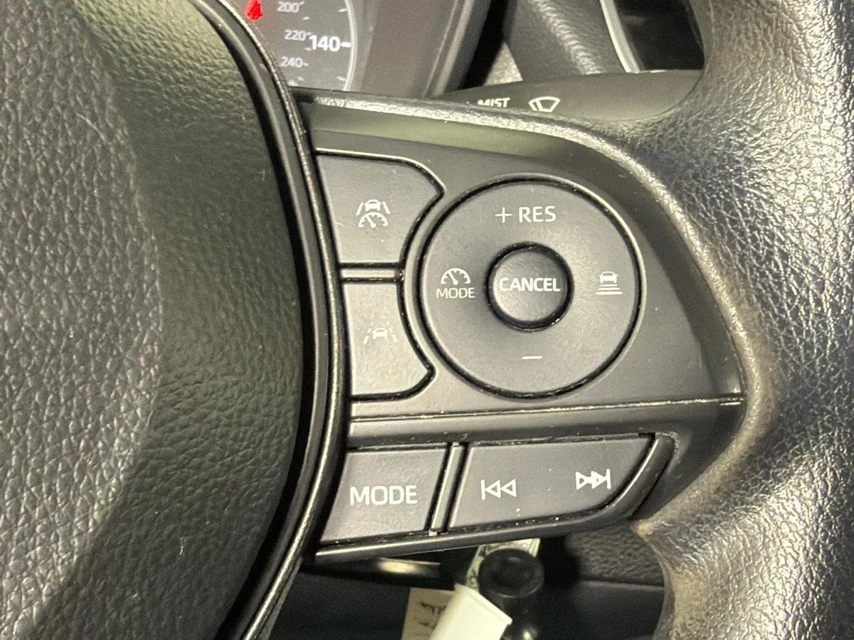 2024 Toyota Corolla LE thumbnail 25
