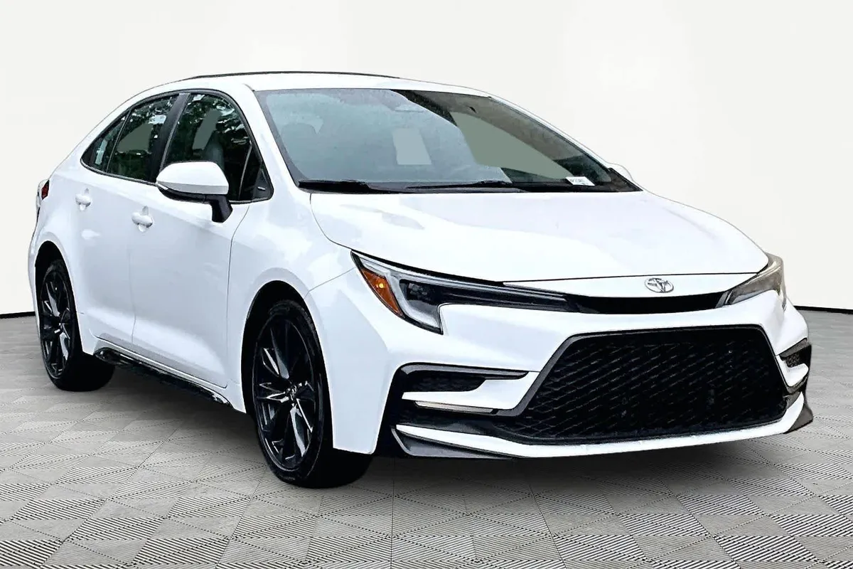 2024 Toyota Corolla SE thumbnail 3