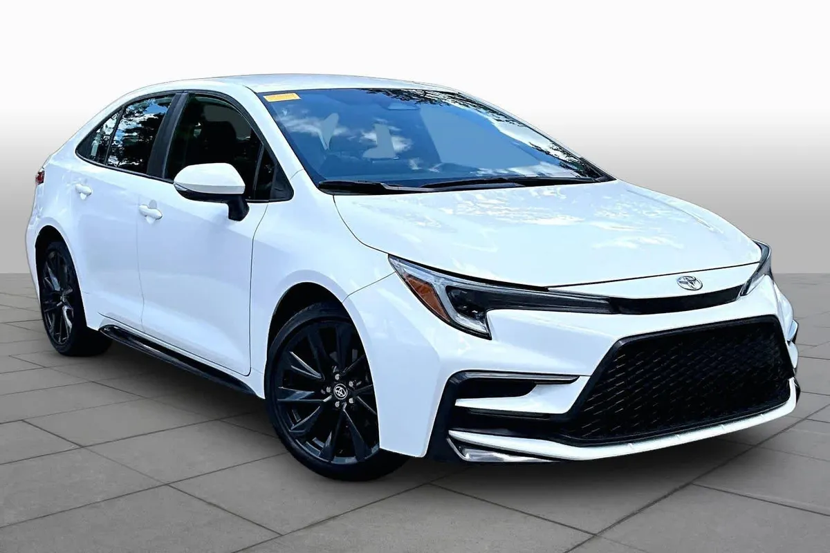 2024 Toyota Corolla SE thumbnail 3