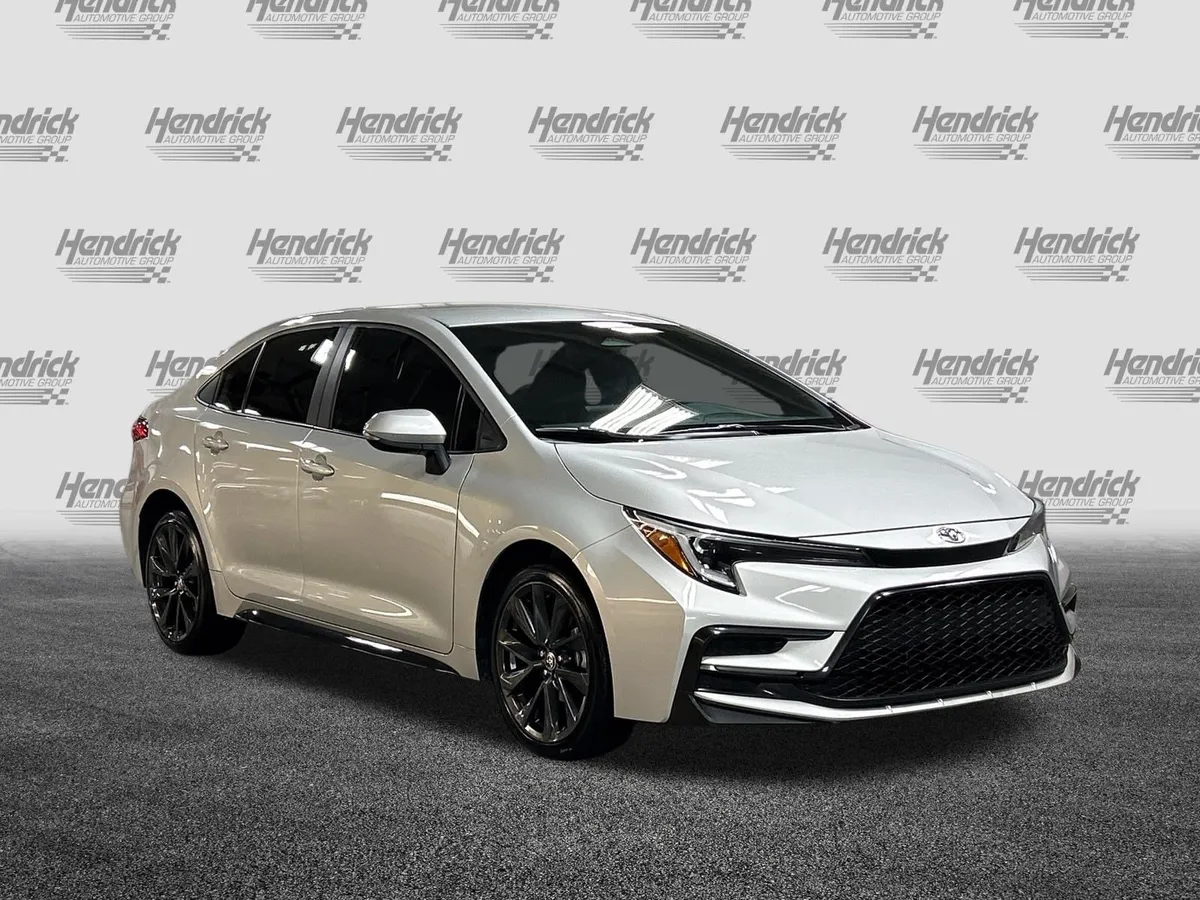 2024 Toyota Corolla SE thumbnail 2