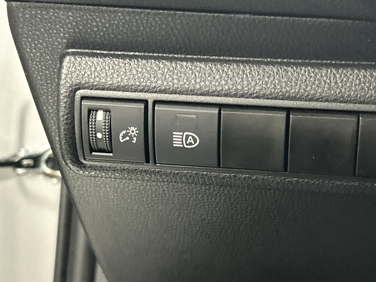 2024 Toyota Corolla SE thumbnail 34