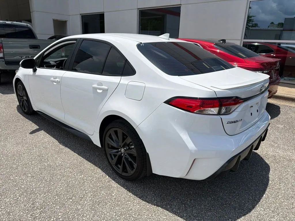 2024 Toyota Corolla SE thumbnail 2