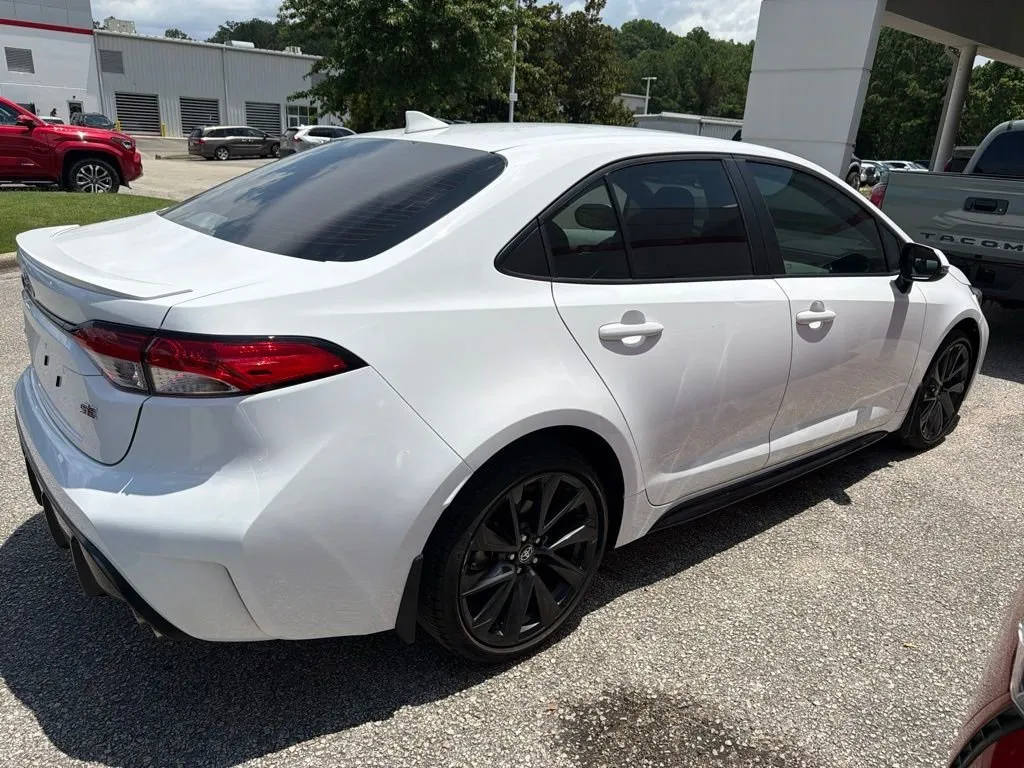 2024 Toyota Corolla SE thumbnail 3