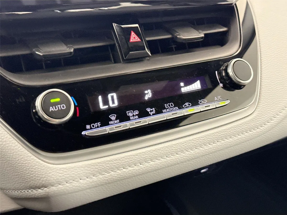 2024 Toyota Corolla SE thumbnail 24