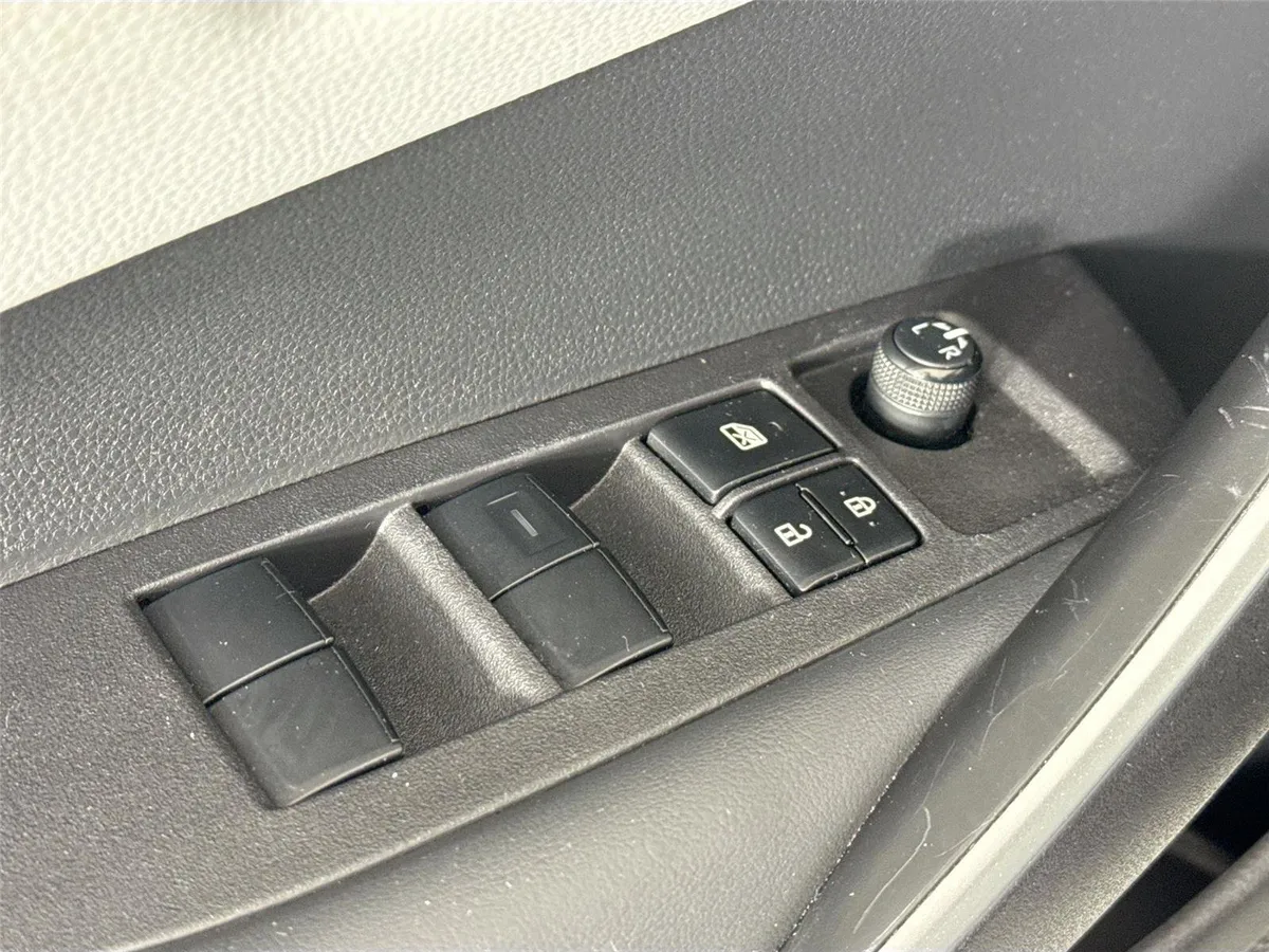 2024 Toyota Corolla SE thumbnail 26