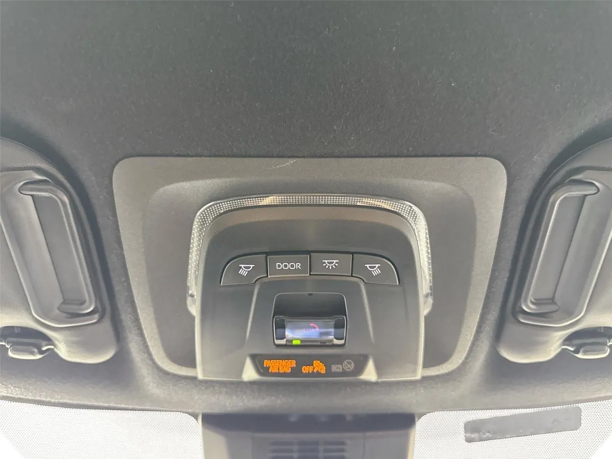 2024 Toyota Corolla SE thumbnail 6