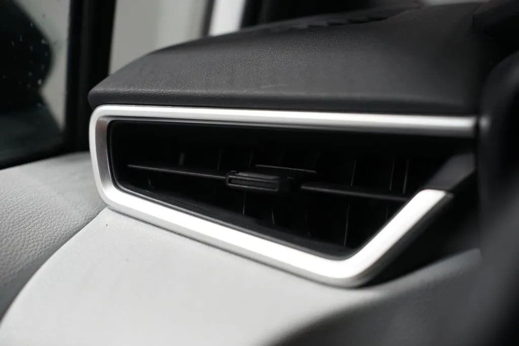 2024 Toyota Corolla SE thumbnail 25
