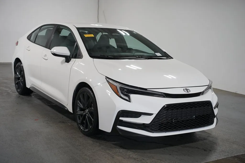 2024 Toyota Corolla SE thumbnail 3