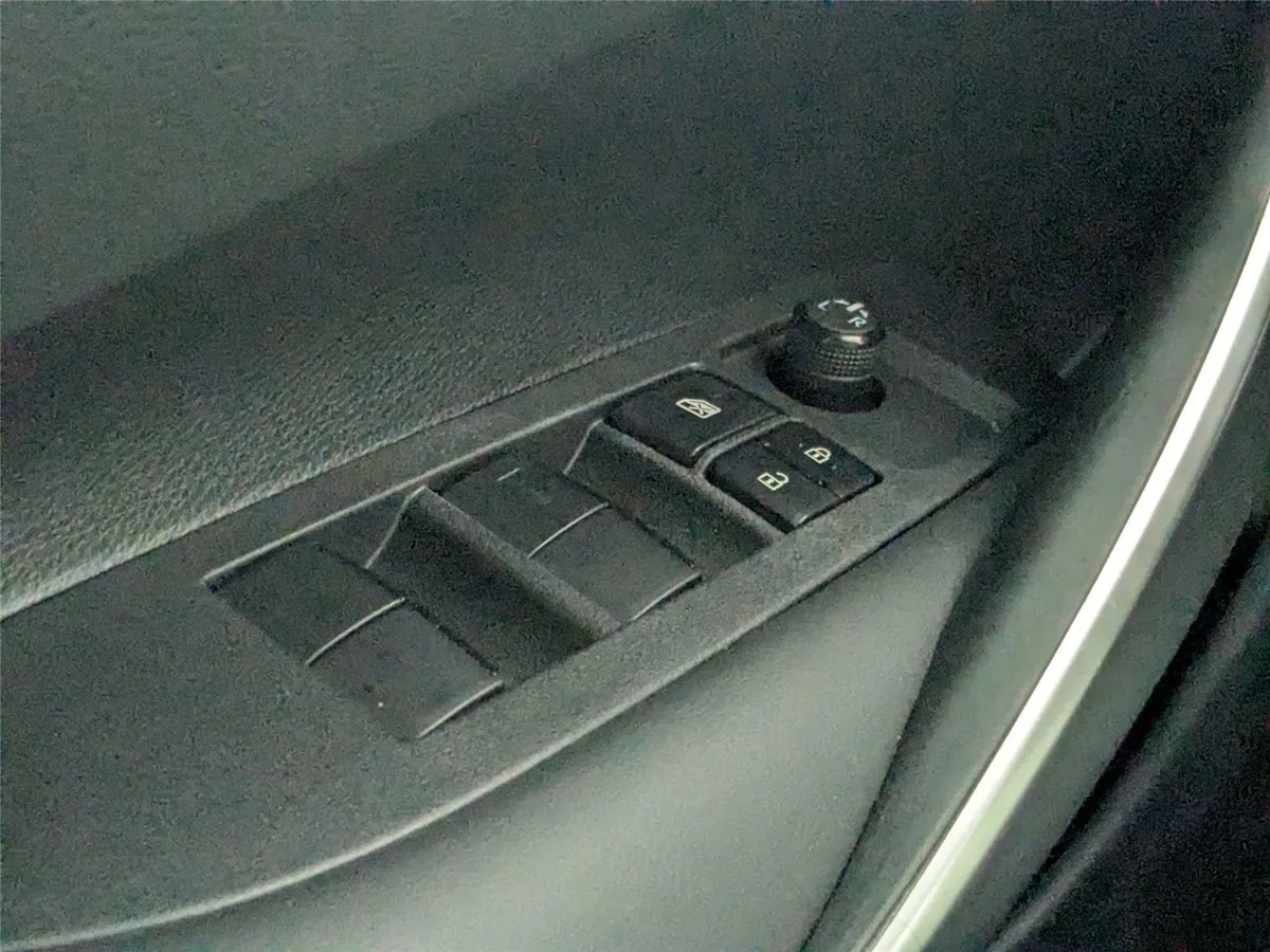 2024 Toyota Corolla SE thumbnail 13