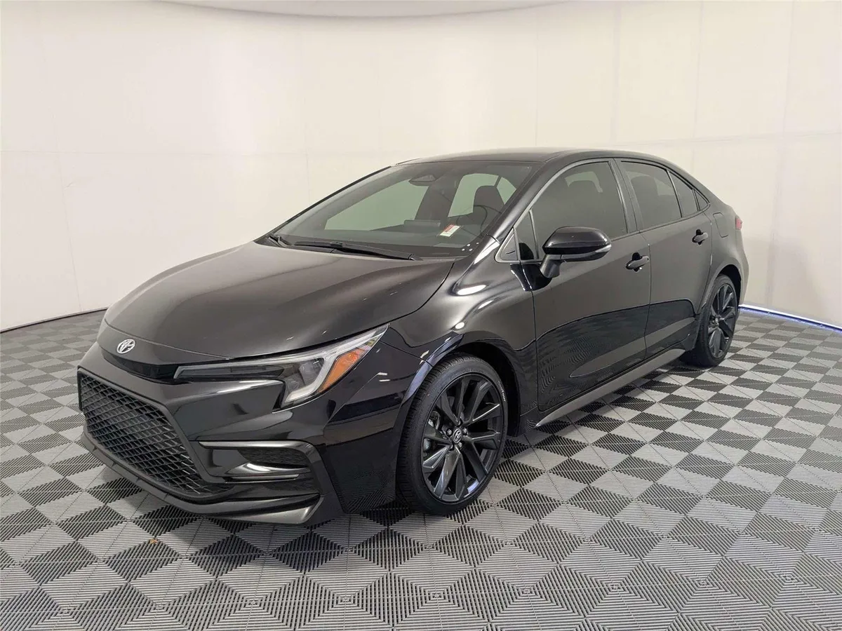 2024 Toyota Corolla SE thumbnail 2