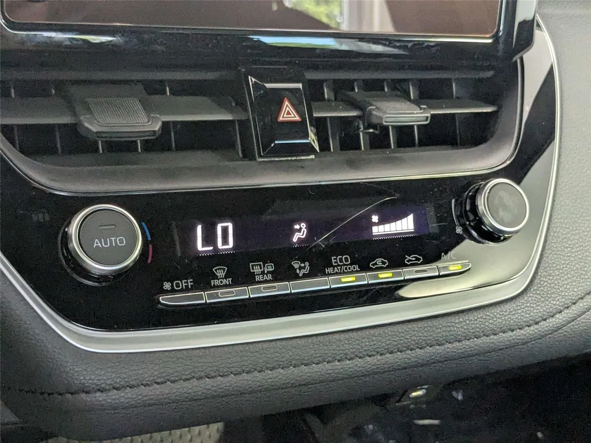 2024 Toyota Corolla SE thumbnail 21