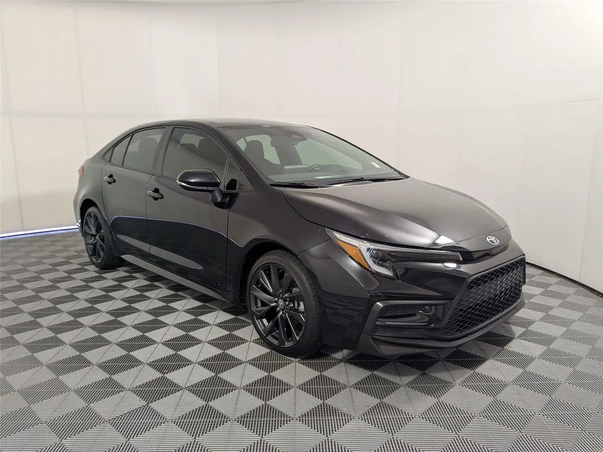 2024 Toyota Corolla SE thumbnail 3