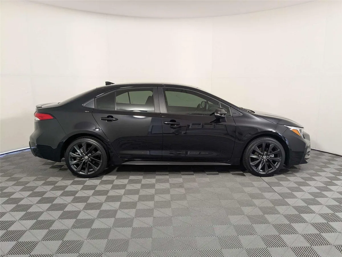2024 Toyota Corolla SE thumbnail 4