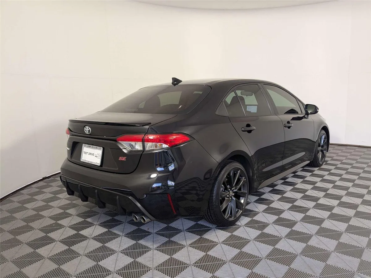 2024 Toyota Corolla SE thumbnail 5