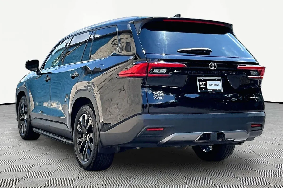2024 Toyota Grand Highlander Limited thumbnail 12