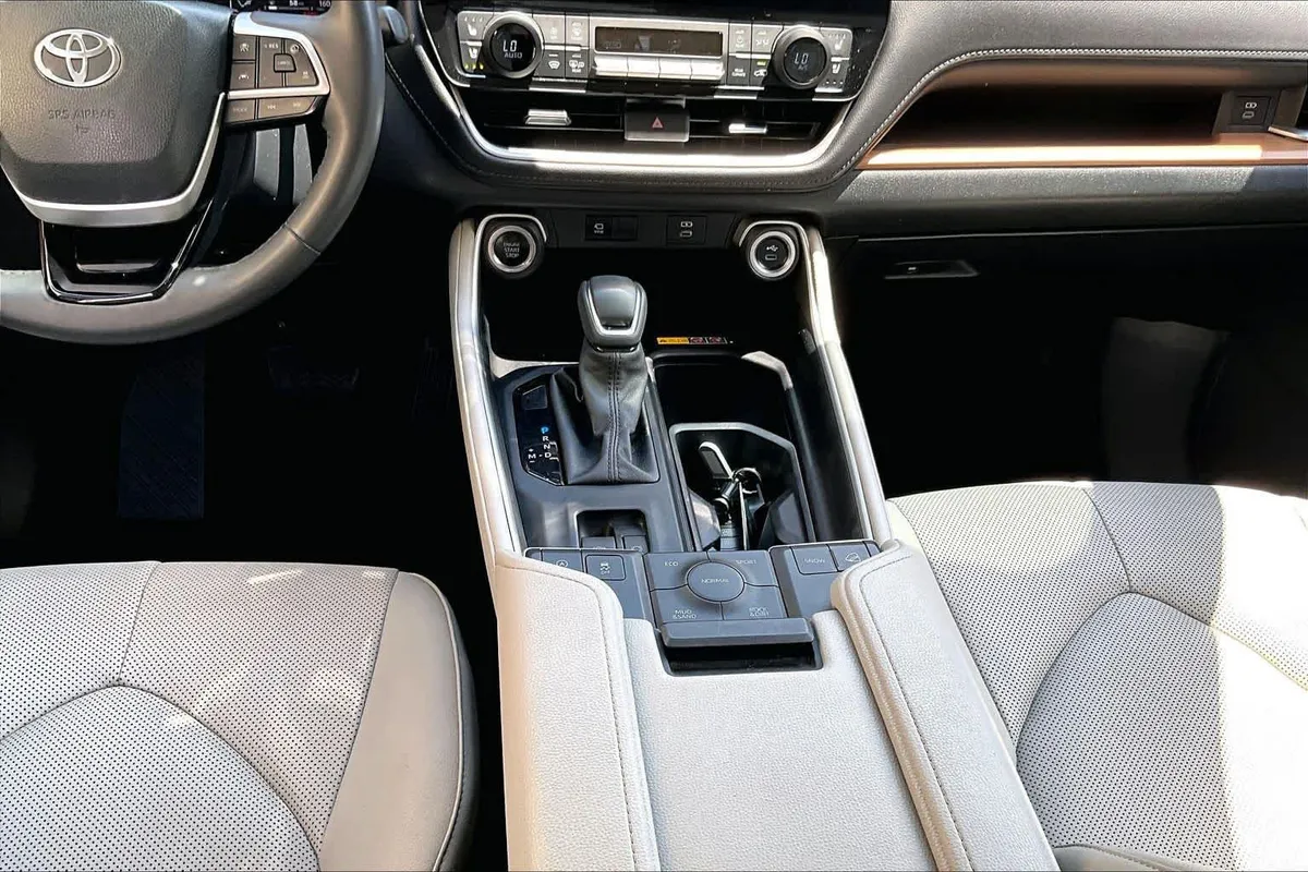 2024 Toyota Grand Highlander Limited thumbnail 17