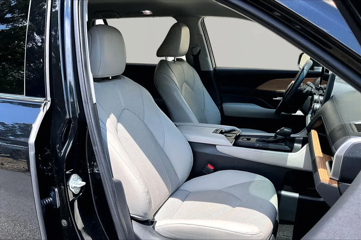 2024 Toyota Grand Highlander Limited thumbnail 9