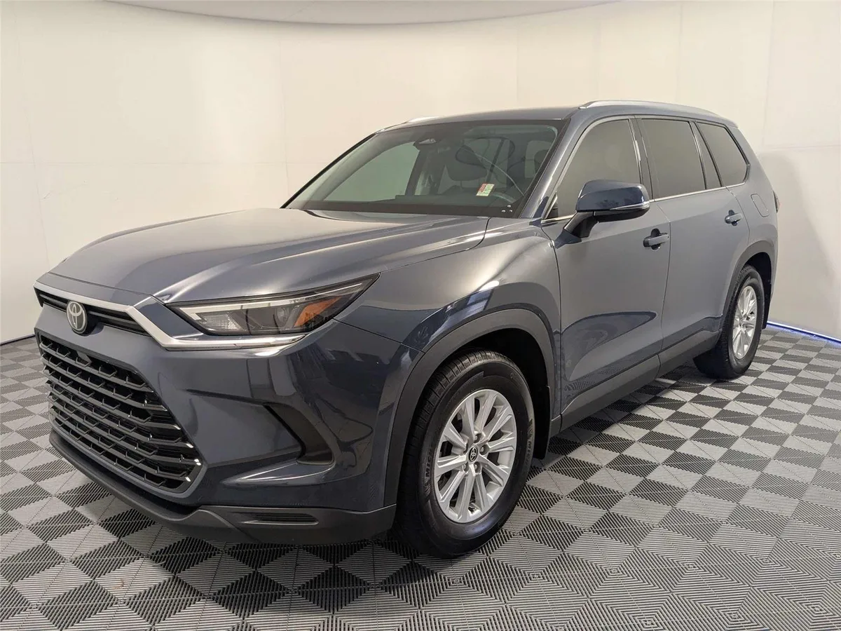 2024 Toyota Grand Highlander XLE thumbnail 2